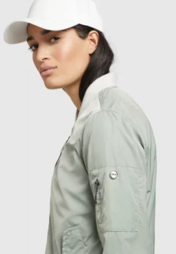 Khujo STENCE - Bombertakki 10 Khujo STENCE - Bombertakki -Khujo Myyntikauppa 274f21b2f50441bf846f62d4589a9cd7 scaled