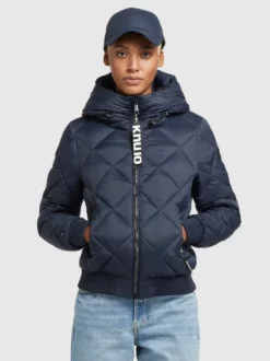 Khujo Välikausitakki 'Sarabi' -Khujo Myyntikauppa 97b7ca0206472625afedc776d6a52a1e scaled